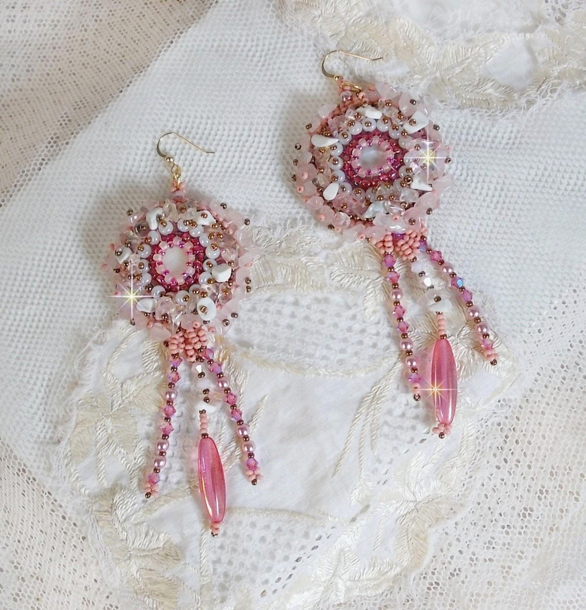 BO Rose Royale ricamato con cabochon di madreperla, scaglie di quarzo bianco e howlite, cristalli Swarovski, razzi rosa, perline e ganci in oro 14 carati.