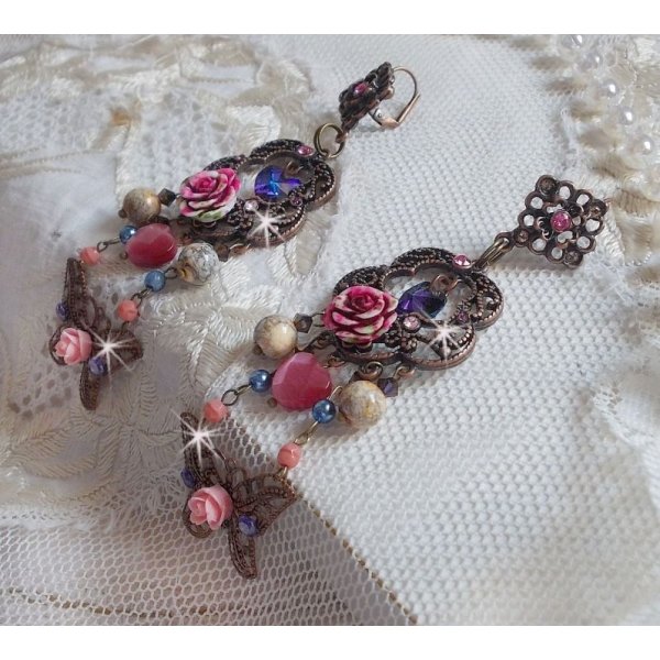 BO Roses and Butterfly con queste dolci stampe di fiori e farfalle, perline di vetro cat eye e sfaccettature di marmo rosa