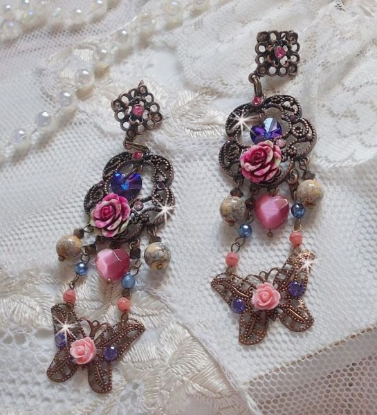 BO Roses and Butterfly con queste dolci stampe di fiori e farfalle, perline di vetro cat eye e sfaccettature di marmo rosa