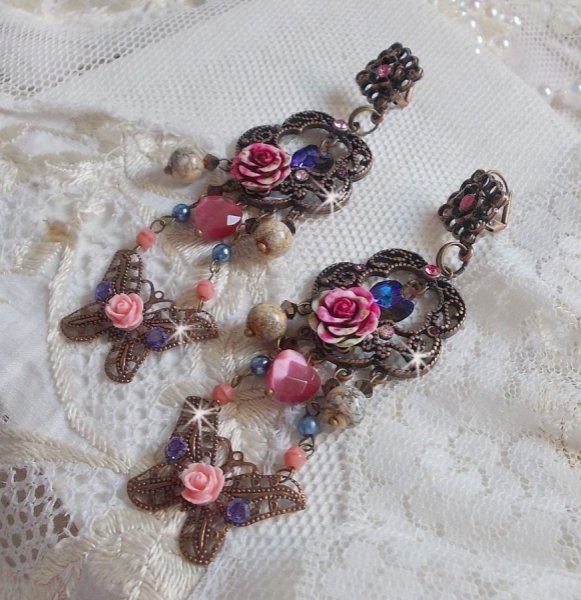 BO Roses and Butterfly con queste dolci stampe di fiori e farfalle, perline di vetro cat eye e sfaccettature di marmo rosa