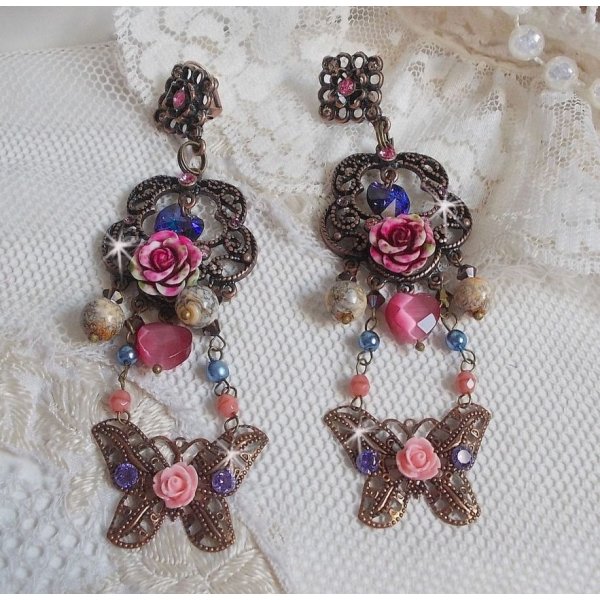 BO Roses and Butterfly con queste dolci stampe di fiori e farfalle, perline di vetro cat eye e sfaccettature di marmo rosa