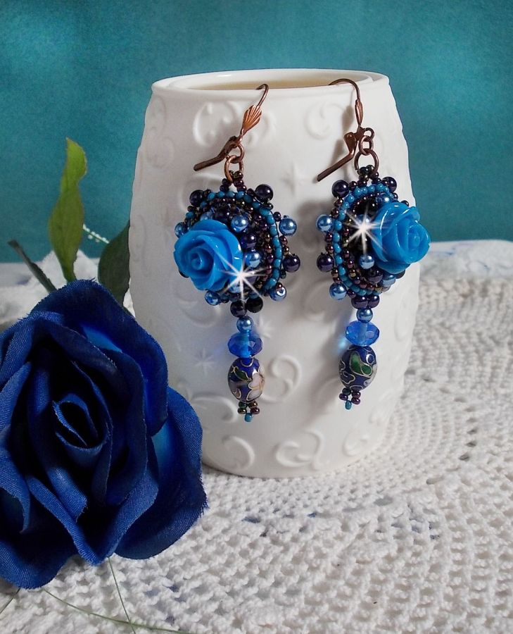 BO Royal Blue Roses ricamato con rose in resina, perle, pendenti in porcellana cloisonne, sfaccettature e rocailles