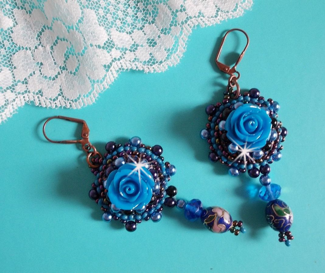 BO Royal Blue Roses ricamato con rose in resina, perle, pendenti in porcellana cloisonne, sfaccettature e rocailles