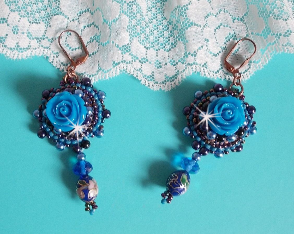 BO Royal Blue Roses ricamato con rose in resina, perle, pendenti in porcellana cloisonne, sfaccettature e rocailles