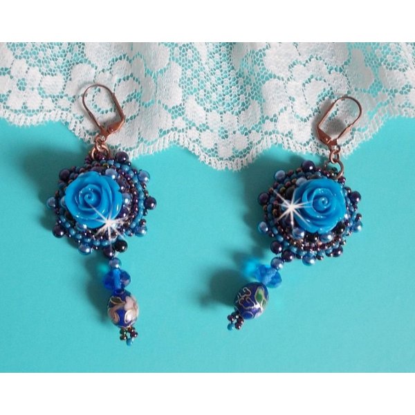 BO Royal Blue Roses ricamato con rose in resina, perle, pendenti in porcellana cloisonne, sfaccettature e rocailles