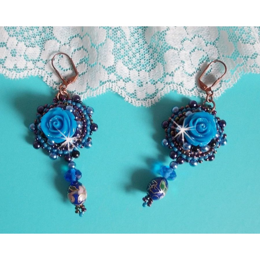 BO Royal Blue Roses ricamato con rose in resina, perle, pendenti in porcellana cloisonne, sfaccettature e rocailles