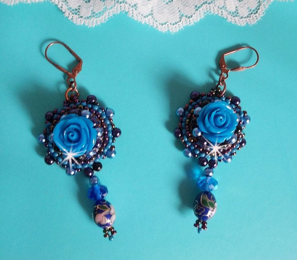 BO Royal Blue Roses ricamato con rose in resina, perle, pendenti in porcellana cloisonne, sfaccettature e rocailles