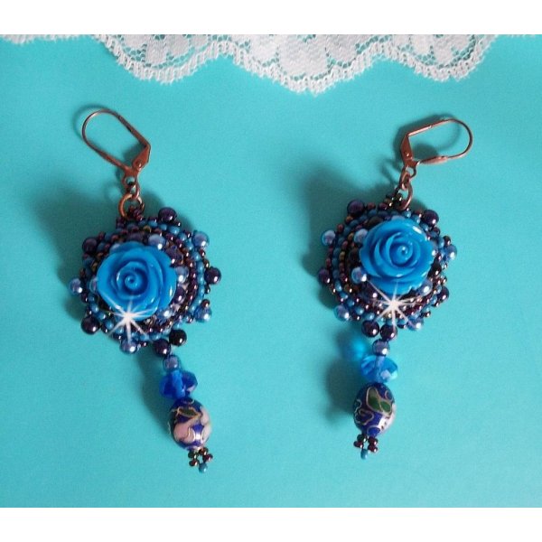 BO Royal Blue Roses ricamato con rose in resina, perle, pendenti in porcellana cloisonne, sfaccettature e rocailles