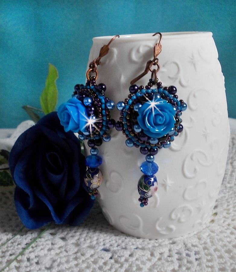 BO Royal Blue Roses ricamato con rose in resina, perle, pendenti in porcellana cloisonne, sfaccettature e rocailles