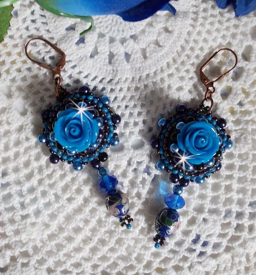 BO Royal Blue Roses ricamato con rose in resina, perle, pendenti in porcellana cloisonne, sfaccettature e rocailles