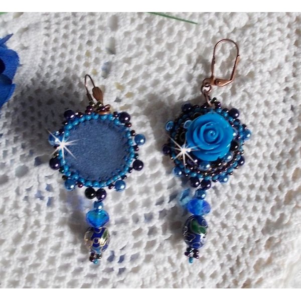 BO Royal Blue Roses ricamato con rose in resina, perle, pendenti in porcellana cloisonne, sfaccettature e rocailles