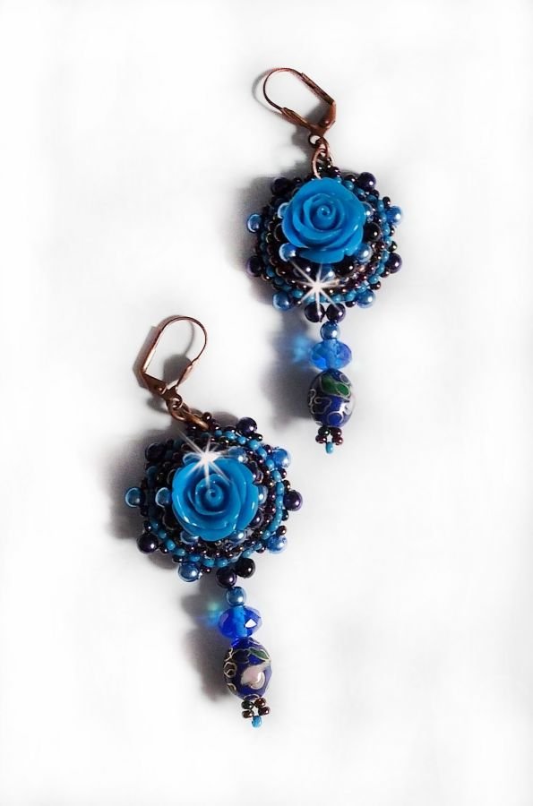 BO Royal Blue Roses ricamato con rose in resina, perle, pendenti in porcellana cloisonne, sfaccettature e rocailles