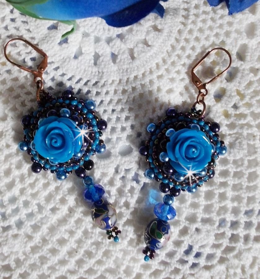 BO Royal Blue Roses ricamato con rose in resina, perle, pendenti in porcellana cloisonne, sfaccettature e rocailles