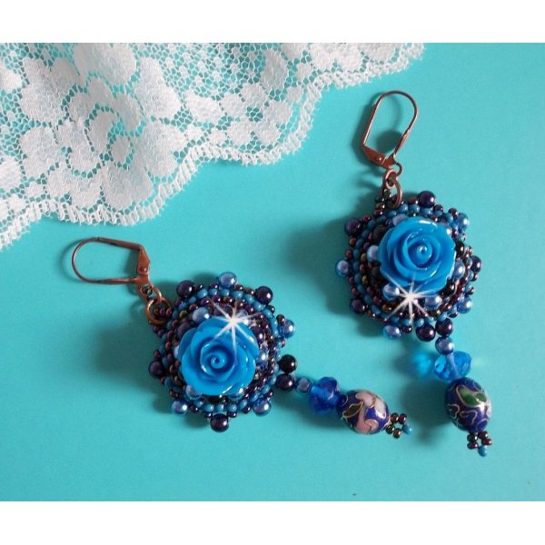 BO Royal Blue Roses ricamato con rose in resina, perle, pendenti in porcellana cloisonne, sfaccettature e rocailles