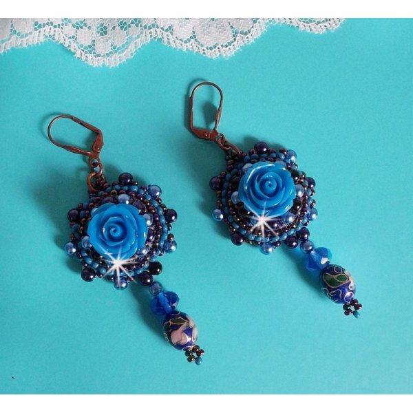 BO Royal Blue Roses ricamato con rose in resina, perle, pendenti in porcellana cloisonne, sfaccettature e rocailles