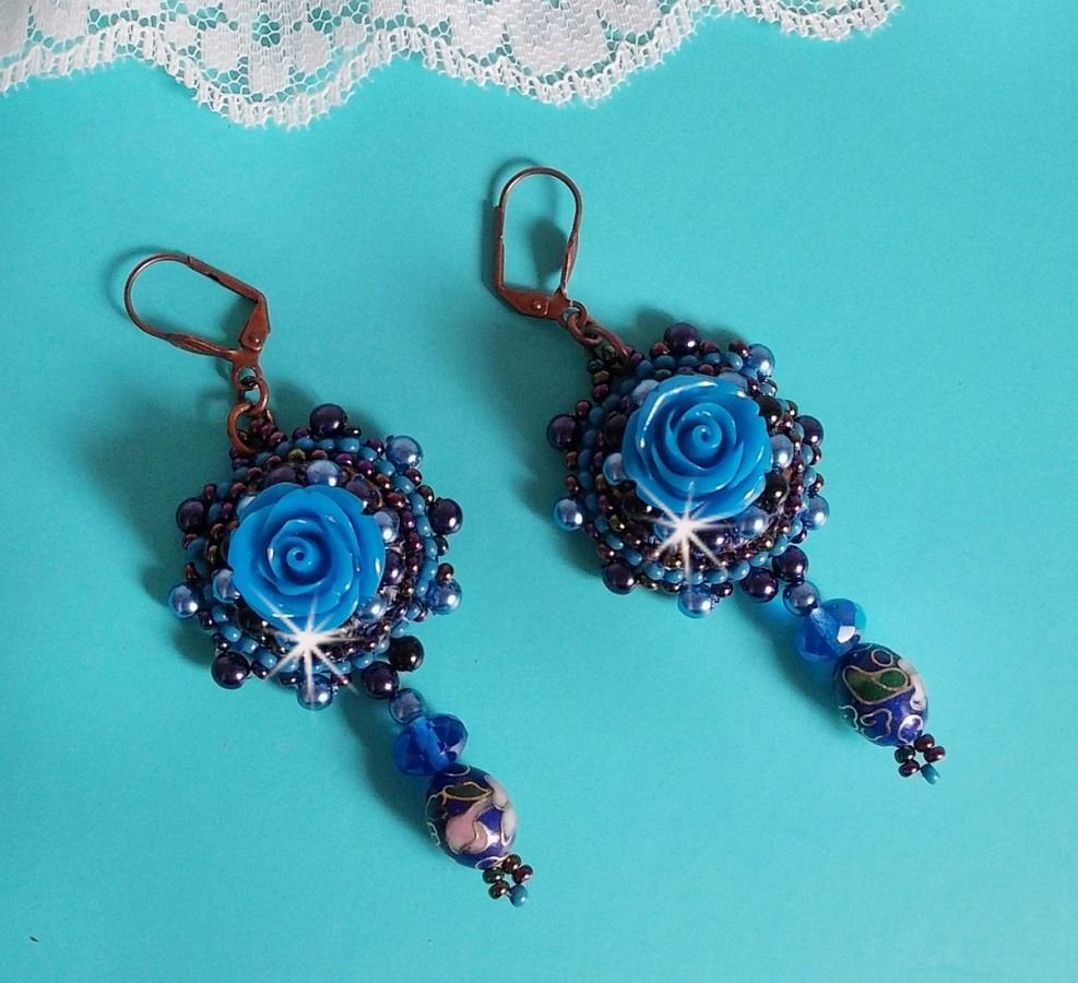 BO Royal Blue Roses ricamato con rose in resina, perle, pendenti in porcellana cloisonne, sfaccettature e rocailles