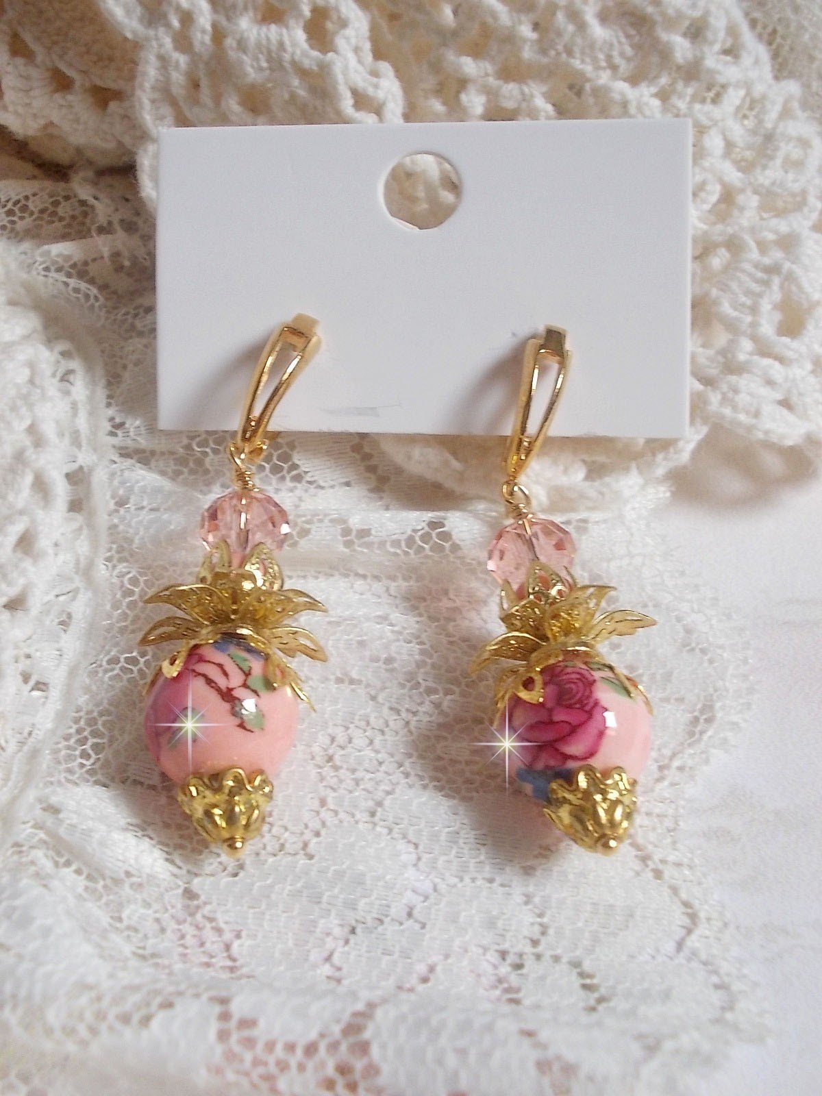 BO Rosy mont&eacute;es avec perles en c&eacute;ramique, verre, Cristal de Swarovski et dormeuses en laiton