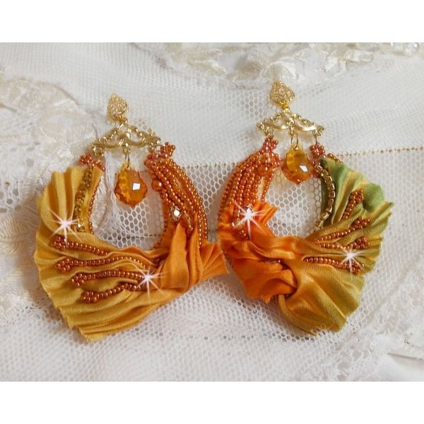 BO Rumba ricamato con cristalli Swarovski, sfaccettature, perle e distanziatori su un nastro di seta (Shibori)