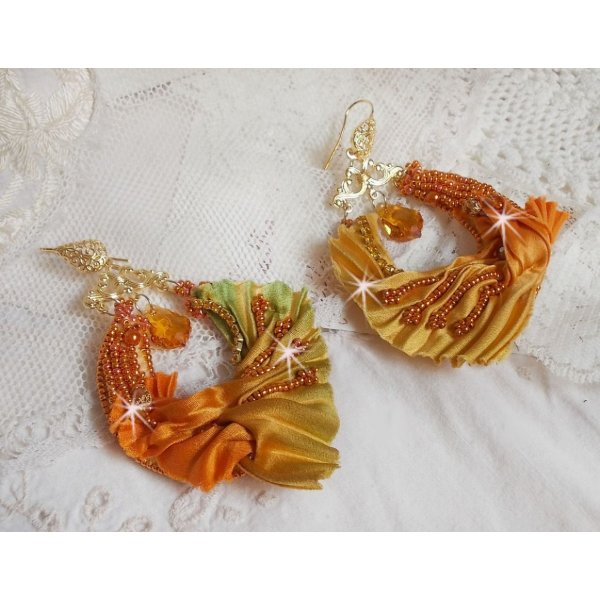 BO Rumba ricamato con cristalli Swarovski, sfaccettature, perle e distanziatori su un nastro di seta (Shibori)