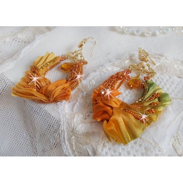 BO Rumba ricamato con cristalli Swarovski, sfaccettature, perle e distanziatori su un nastro di seta (Shibori)