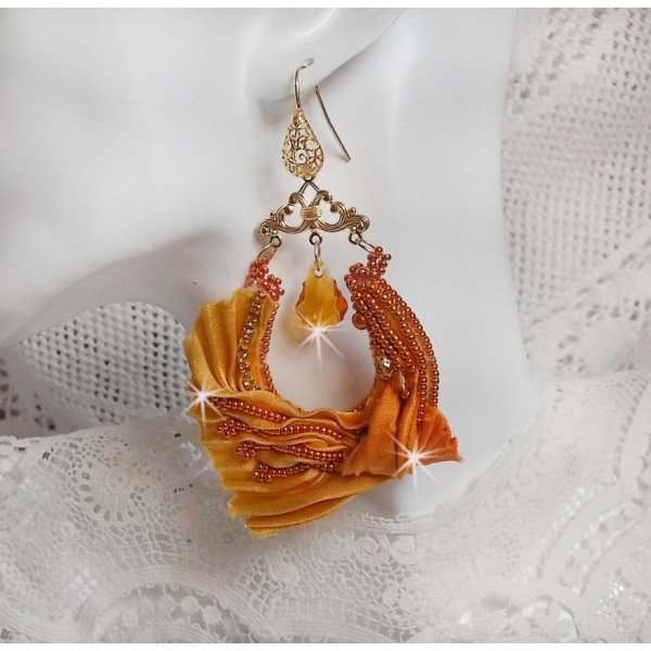 BO Rumba ricamato con cristalli Swarovski, sfaccettature, perle e distanziatori su un nastro di seta (Shibori)