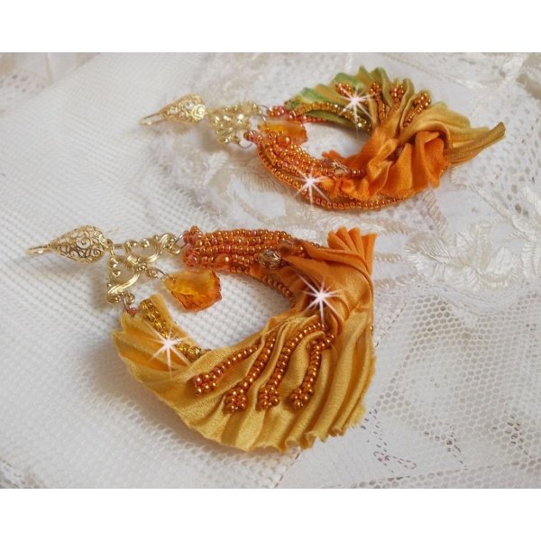 BO Rumba ricamato con cristalli Swarovski, sfaccettature, perle e distanziatori su un nastro di seta (Shibori)