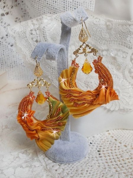 BO Rumba ricamato con cristalli Swarovski, sfaccettature, perle e distanziatori su un nastro di seta (Shibori)