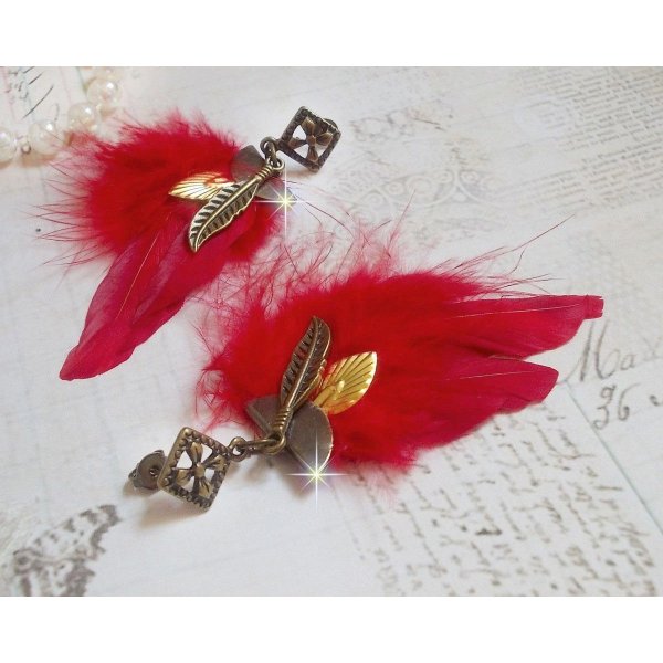 BO Sagesse Am&eacute;rindienne avec des plumes rouge vif, breloques, plumes et clous d'oreilles en m&eacute;tal Bronze