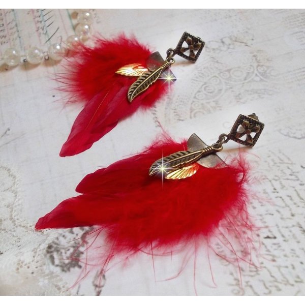 BO Sagesse Am&eacute;rindienne avec des plumes rouge vif, breloques, plumes et clous d'oreilles en m&eacute;tal Bronze