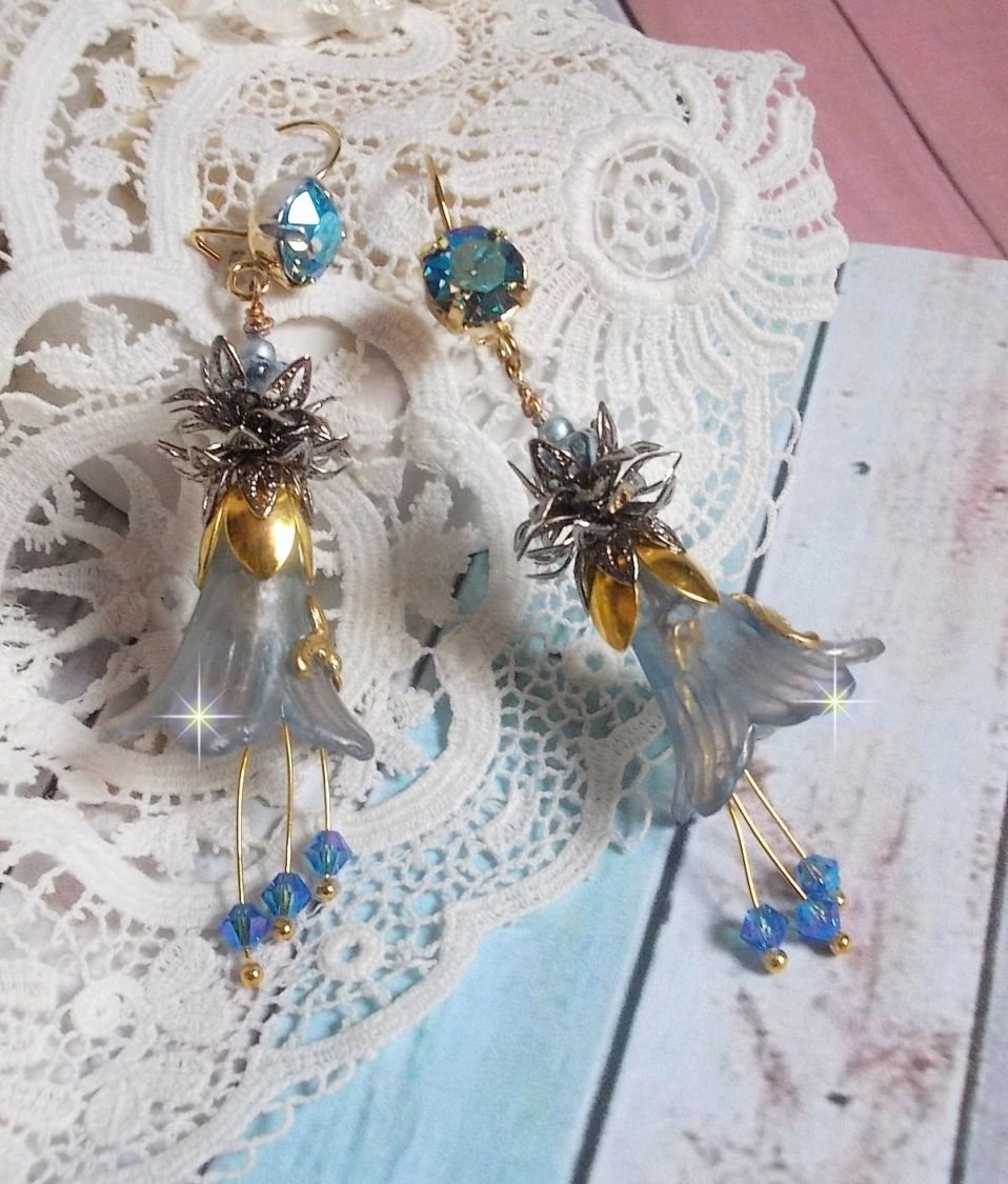 BO Sensations Gold and Blue creato con fiori di tromba dipinti a mano, cristalli, fiori di vetro e accessori placcati oro