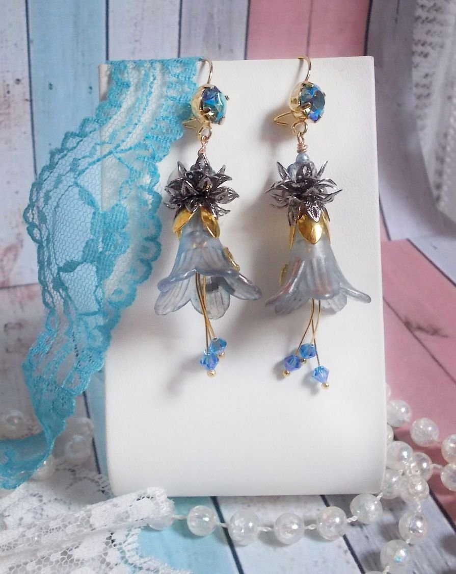 BO Sensations Gold and Blue creato con fiori di tromba dipinti a mano, cristalli, fiori di vetro e accessori placcati oro