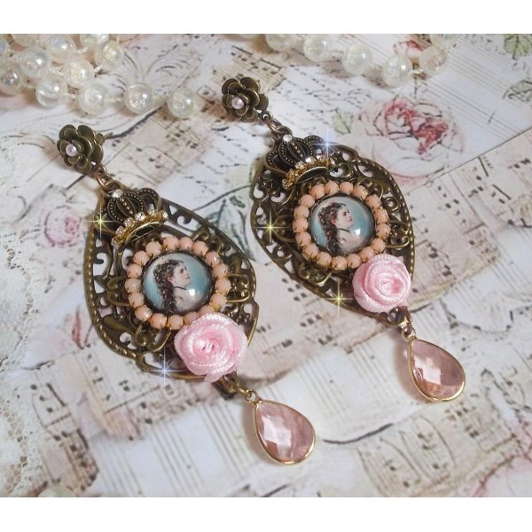 BO Sissi Empress creato con cabochon in vetro ingrandito raffiguranti Sissi Imperatrice, cristalli, perline in vetro, fiorellini e accessori vari color Bronzo.