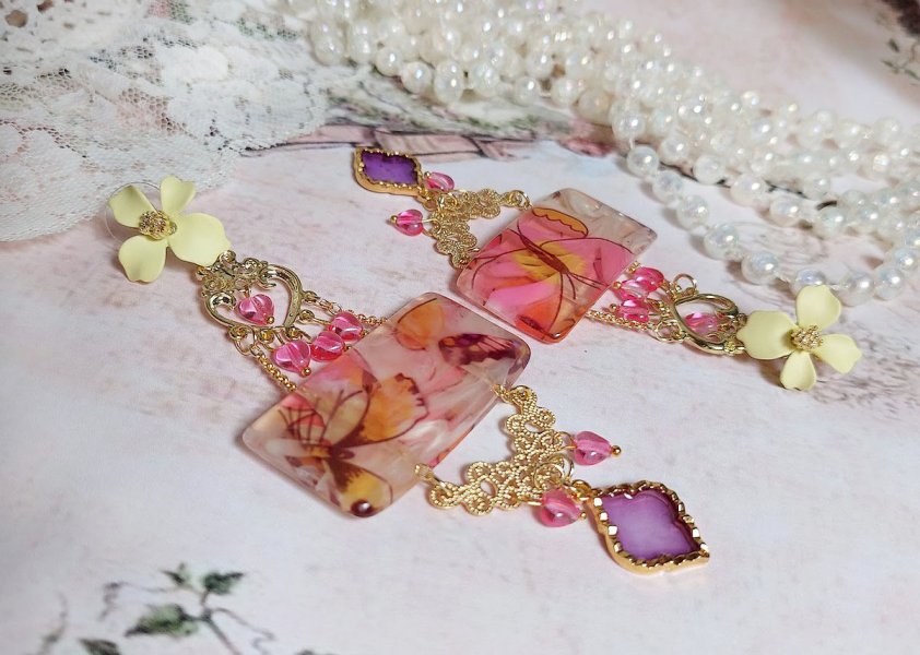 BO Soie de R&ecirc;ves cr&eacute;&eacute;es avec perles acryliques, intercalaires, pendentifs &eacute;poxy et puces m&eacute;tal 