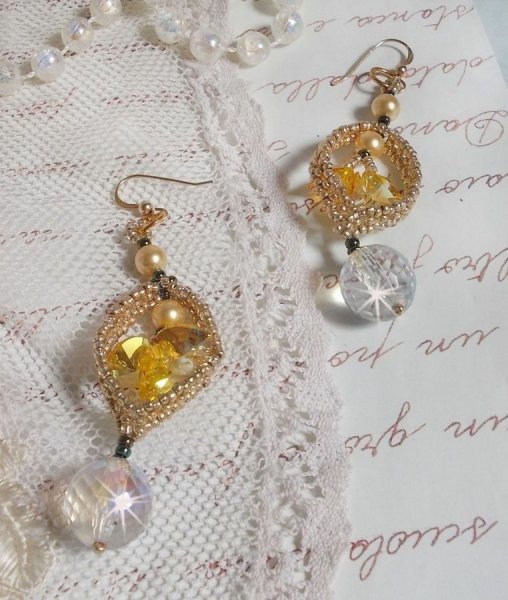 BO Bo'Soleil montato con cuori di cristallo Swarovski, perle dorate e ganci per orecchie in oro 14 carati.