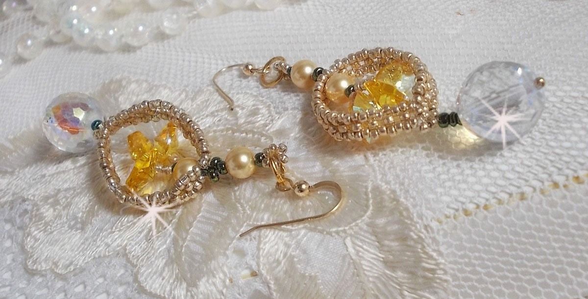 BO Bo'Soleil montato con cuori di cristallo Swarovski, perle dorate e ganci per orecchie in oro 14 carati.