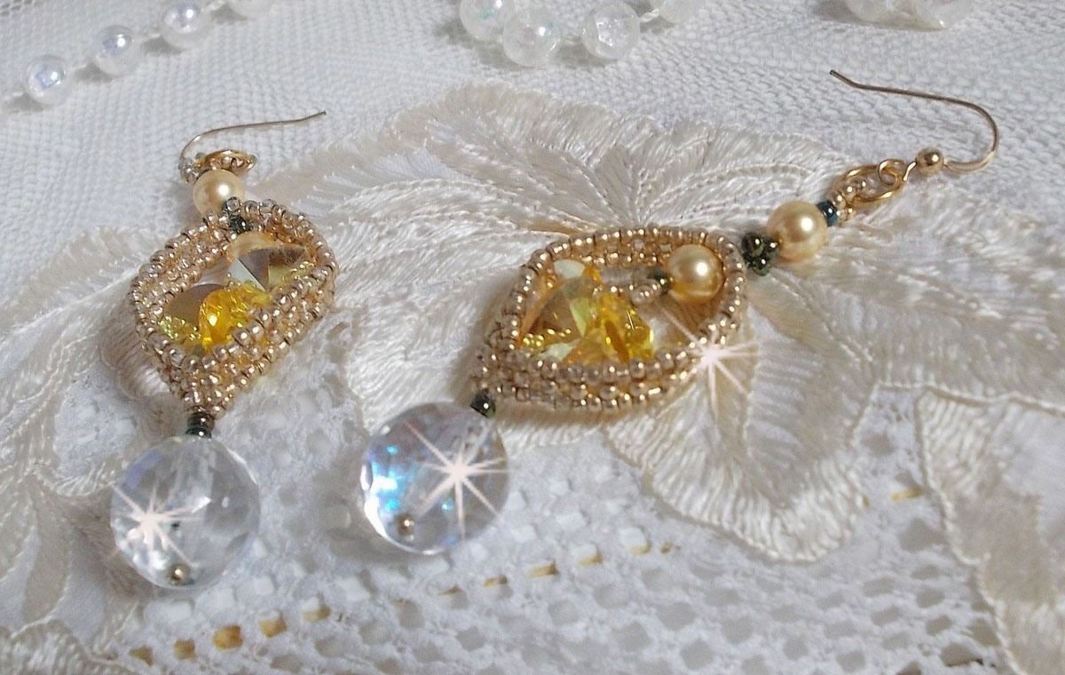 BO Bo'Soleil montato con cuori di cristallo Swarovski, perle dorate e ganci per orecchie in oro 14 carati.