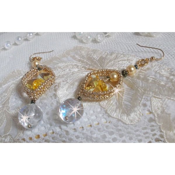 BO Bo'Soleil montato con cuori di cristallo Swarovski, perle dorate e ganci per orecchie in oro 14 carati.