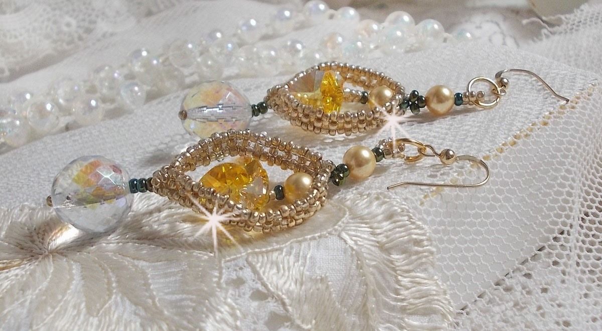 BO Bo'Soleil montato con cuori di cristallo Swarovski, perle dorate e ganci per orecchie in oro 14 carati.