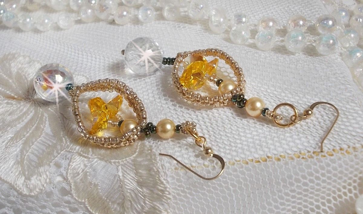 BO Bo'Soleil montato con cuori di cristallo Swarovski, perle dorate e ganci per orecchie in oro 14 carati.