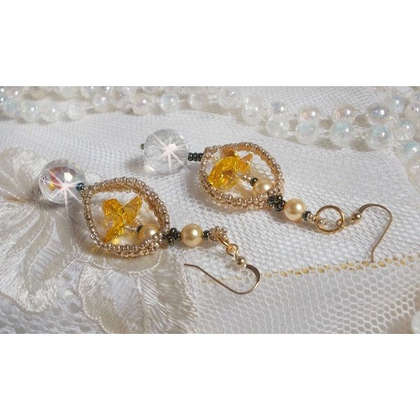 BO Bo'Soleil montato con cuori di cristallo Swarovski, perle dorate e ganci per orecchie in oro 14 carati.