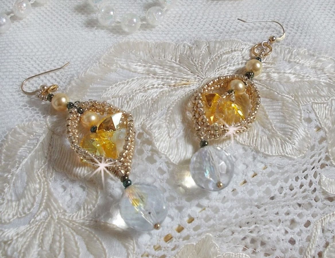 BO Bo'Soleil montato con cuori di cristallo Swarovski, perle dorate e ganci per orecchie in oro 14 carati.