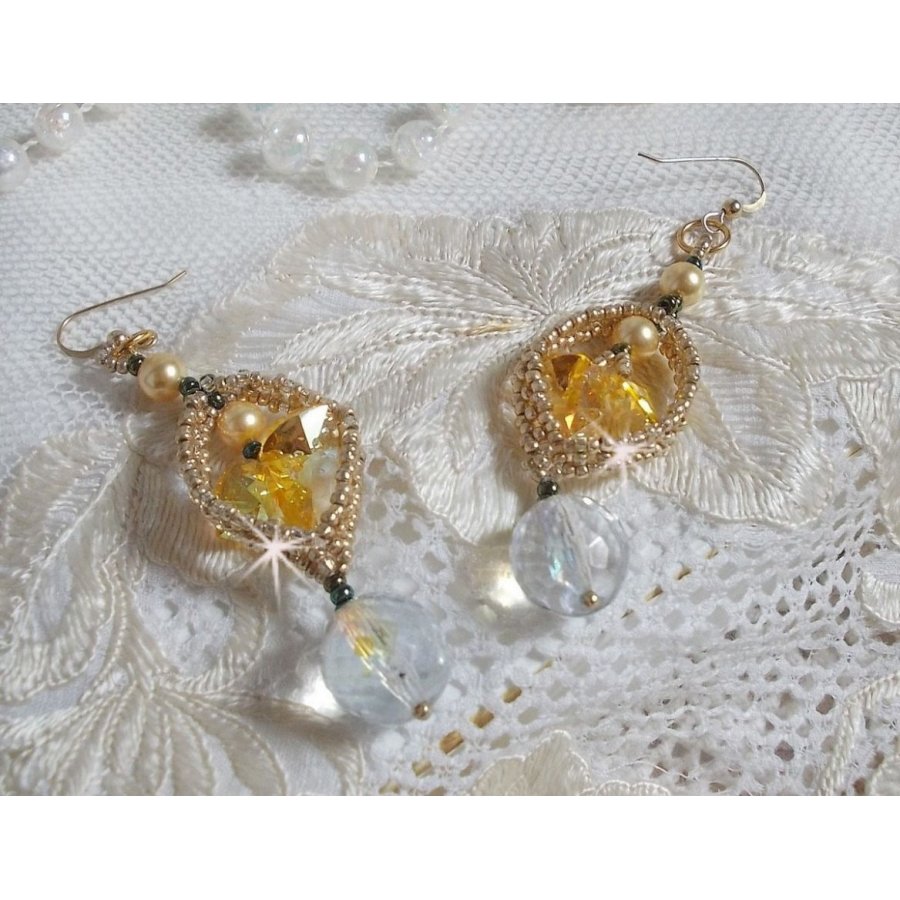BO Bo'Soleil montato con cuori di cristallo Swarovski, perle dorate e ganci per orecchie in oro 14 carati.