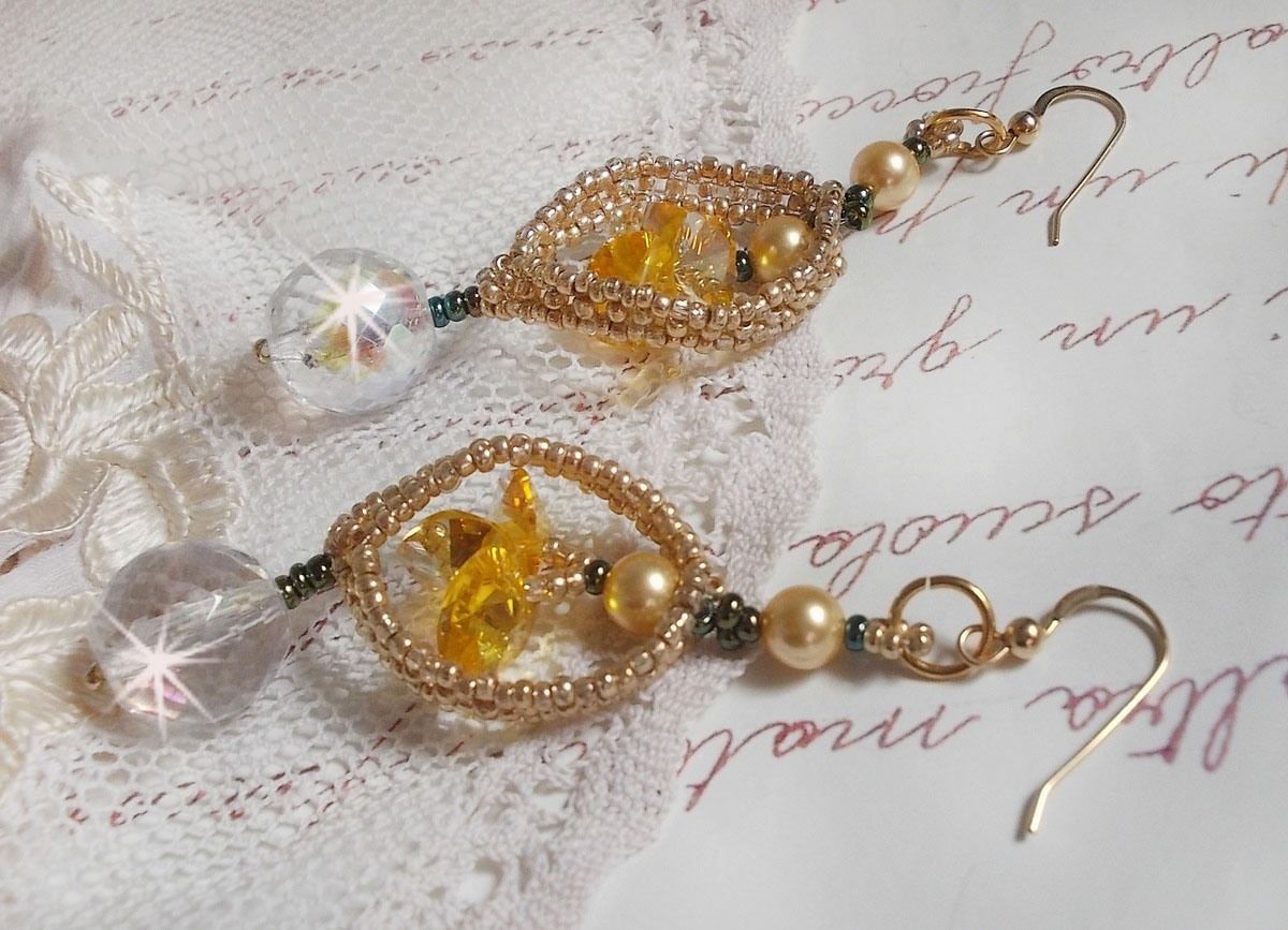 BO Bo'Soleil montato con cuori di cristallo Swarovski, perle dorate e ganci per orecchie in oro 14 carati.