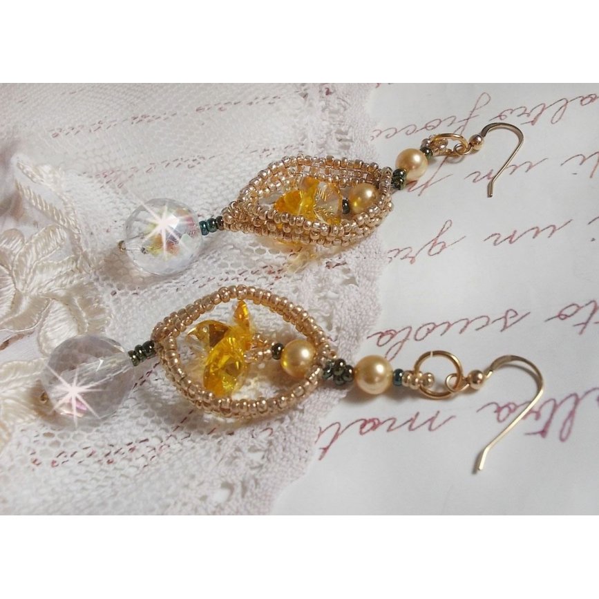 BO Bo'Soleil montato con cuori di cristallo Swarovski, perle dorate e ganci per orecchie in oro 14 carati.