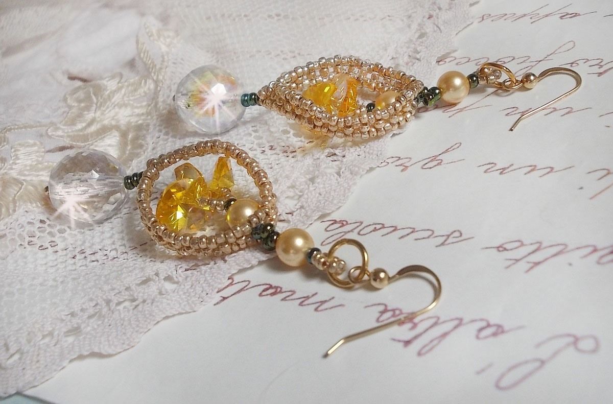 BO Bo'Soleil montato con cuori di cristallo Swarovski, perle dorate e ganci per orecchie in oro 14 carati.