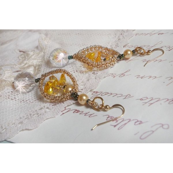 BO Bo'Soleil montato con cuori di cristallo Swarovski, perle dorate e ganci per orecchie in oro 14 carati.