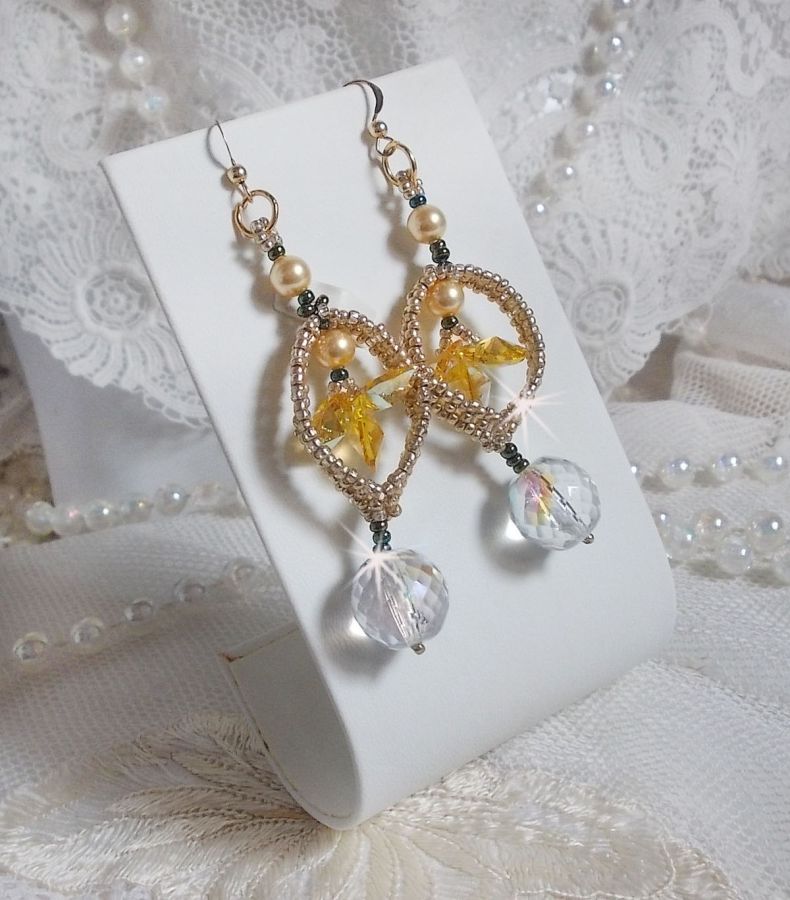 BO Bo'Soleil montato con cuori di cristallo Swarovski, perle dorate e ganci per orecchie in oro 14 carati.