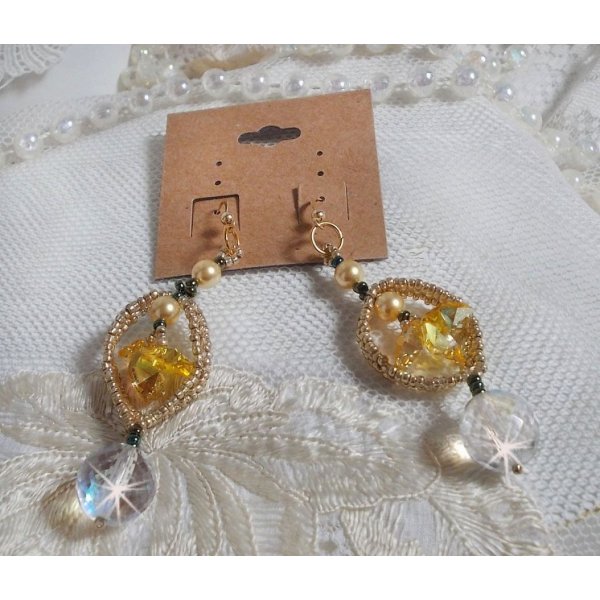 BO Bo'Soleil montato con cuori di cristallo Swarovski, perle dorate e ganci per orecchie in oro 14 carati.