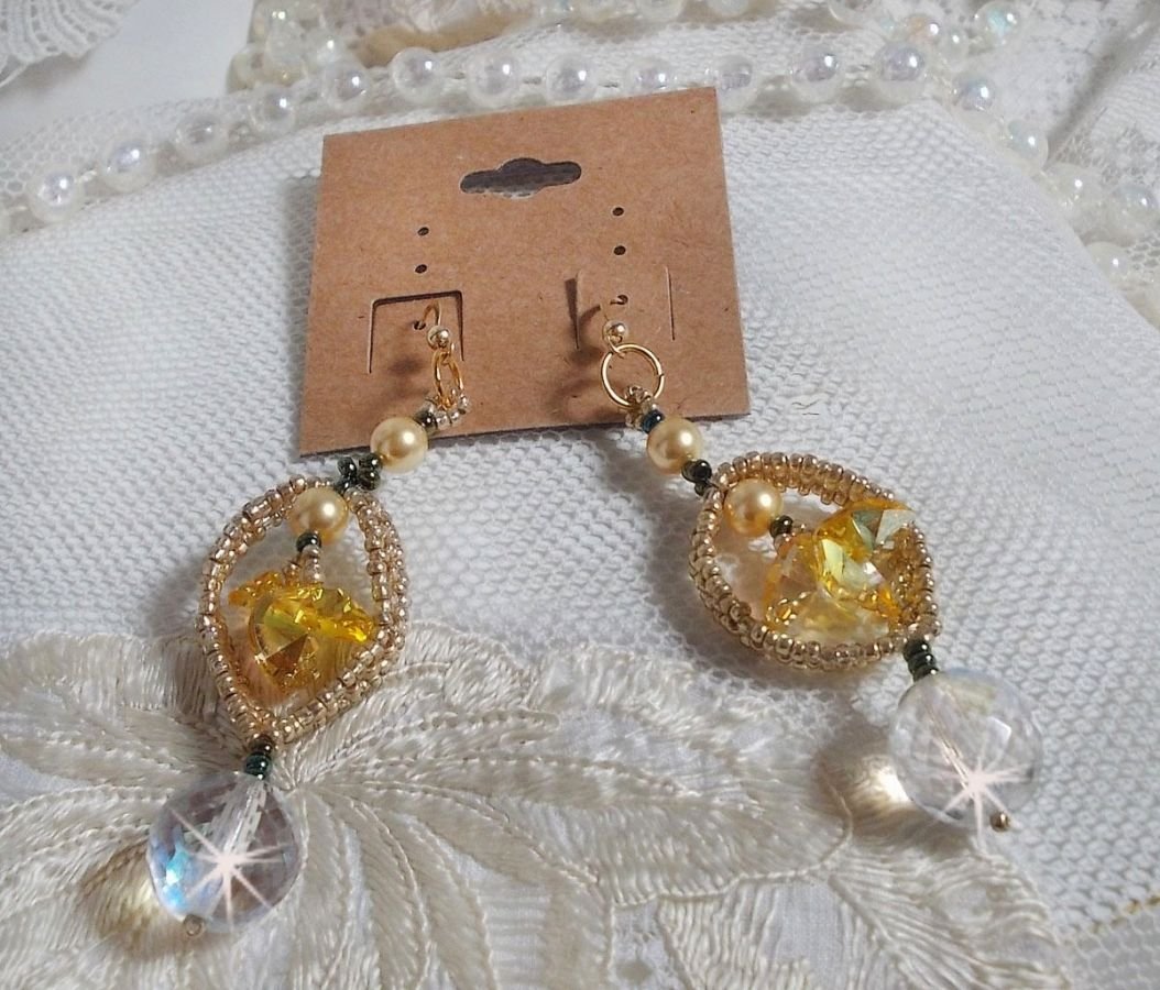 BO Bo'Soleil montato con cuori di cristallo Swarovski, perle dorate e ganci per orecchie in oro 14 carati.
