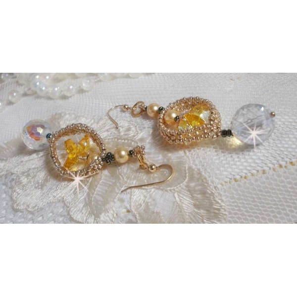 BO Bo'Soleil montato con cuori di cristallo Swarovski, perle dorate e ganci per orecchie in oro 14 carati.